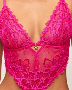 Body en dentelle avec broderies florales et détail bijou