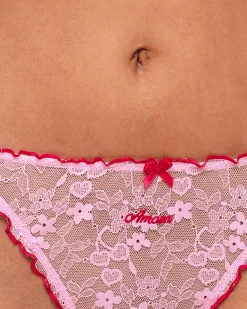 String en dentelle avec broderie 
