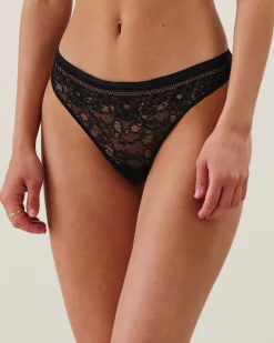 String en dentelle florale