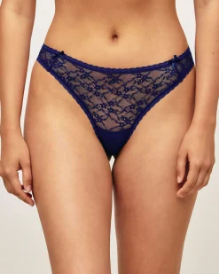 String en dentelle florale avec deux petits nœuds