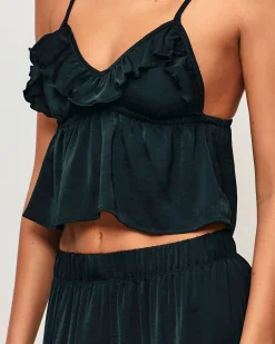 Top court en satin à décolleté V avec fines bretelles et volants